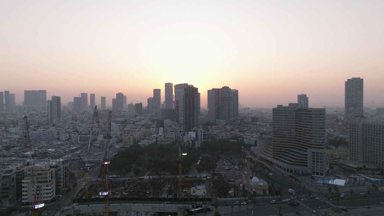 costa de tel aviv al amanecer con hermosas aguas tranquilas del mar mediterráneo, hoteles frente al mar y luz solar
