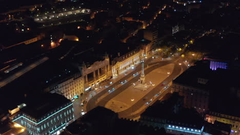 Luftnachtansicht-Von-Monumento-Aos-Restauradores-Auf-öffentlichem-Platz-Mit-Vip-executive-eden-aparthotelgebäude-In-Lissabon,-Portugal