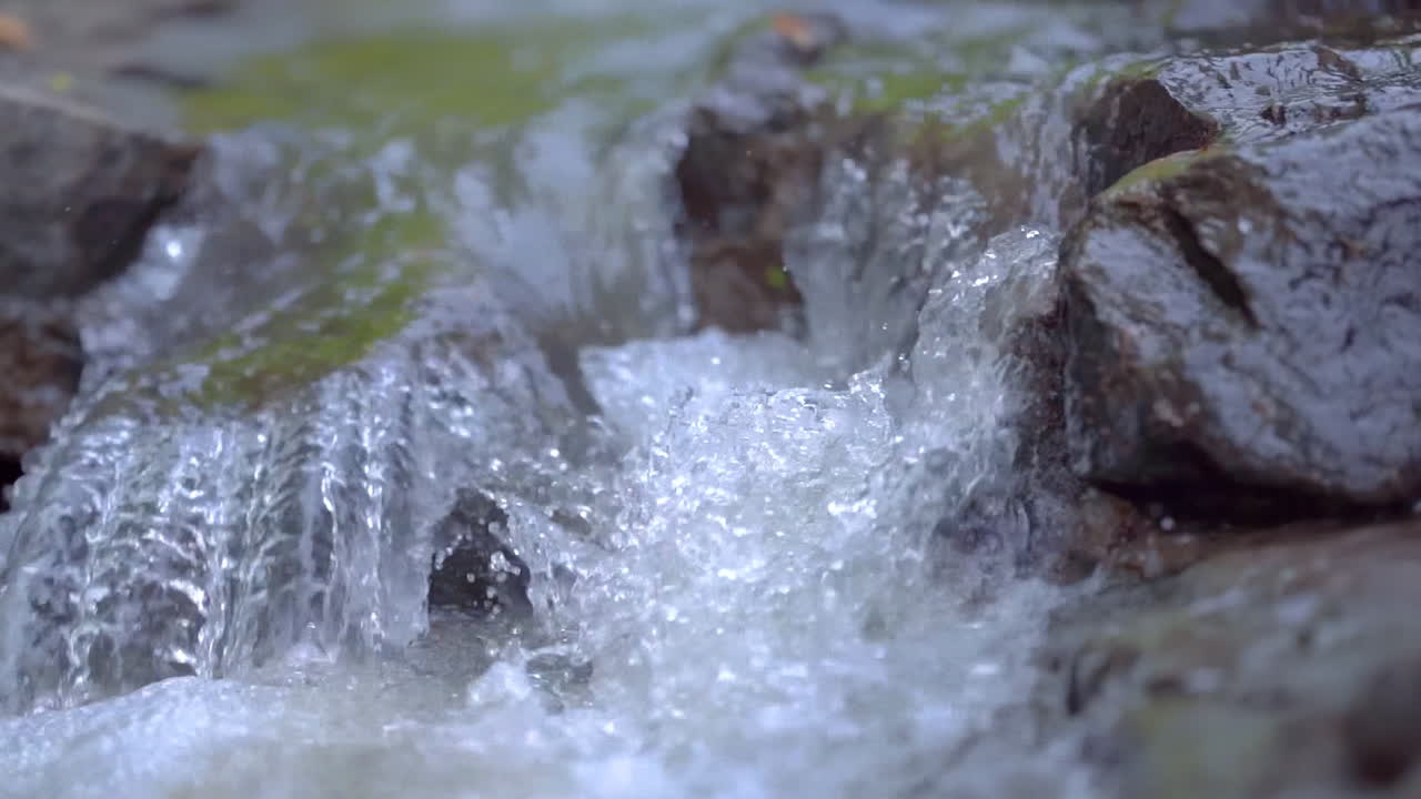 маленький водопад природы кристально чистая вода падает с скалы горного ручья, дикие речные пороги с текущей водой, мирный живописный ручей в лесу, водяные пузырьки