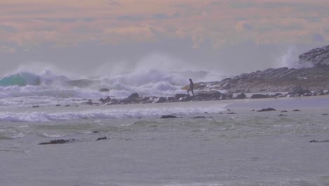 Surfer,-Der-In-Richtung-Ozean-Geht---Wellen,-Die-An-Der-Felsigen-Küste-Krachen-Und-Plätschern---Surfen-Am-Crescent-Head,-Sydney,-Nsw,-Australien
