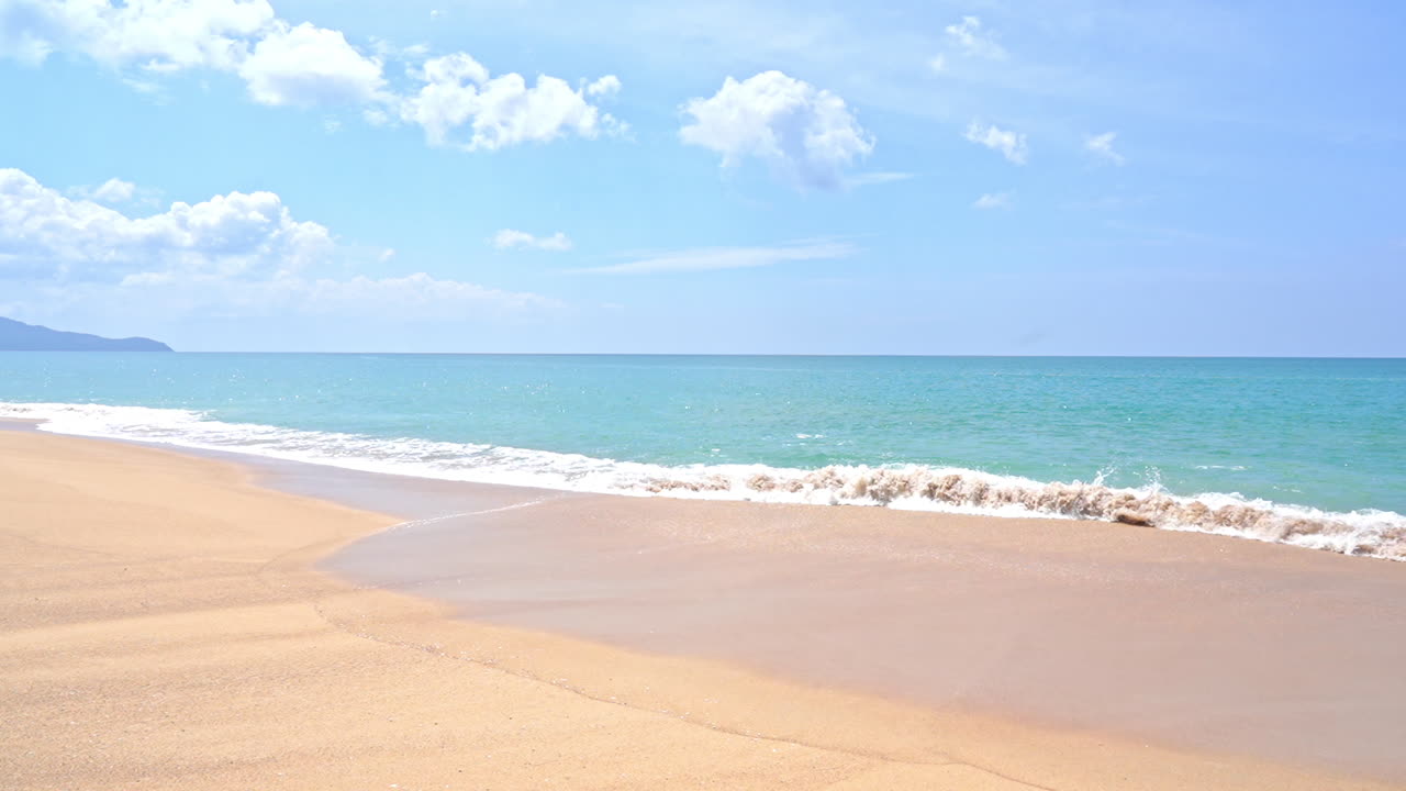 느린. 파도가 모래사장을 가로질러 퍼진다