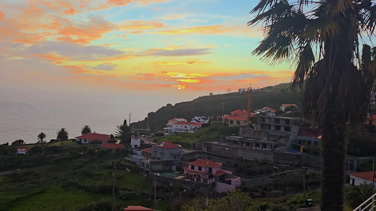 Bellissimo Tramonto A Calheta, Madeira Con Luce Dorata Sull'Oceano Atlantico, Mare Calmo, Colori Caldi Della Sera E Atmosfera Costiera Pacifica Che Crea Immagini Di Viaggio Dell'Isola Scenografiche E Rilassanti