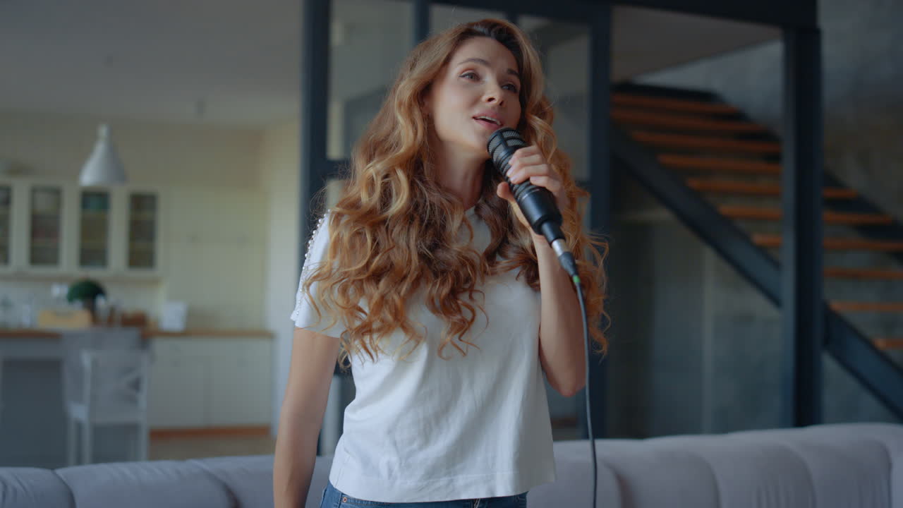 mujer cantando una canción en un micrófono profesional. cantante aprendiendo una nueva canción