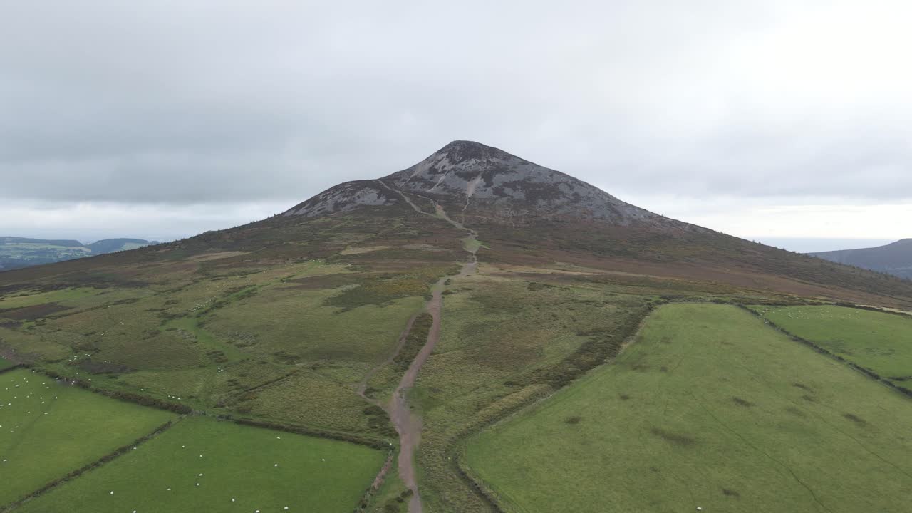 toma aérea del pedestal del gran pan de azúcar, kilmacanogue