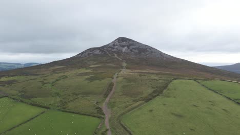 Toma-Aérea-Del-Pedestal-Del-Gran-Pan-De-Azúcar-Kilmacanogue