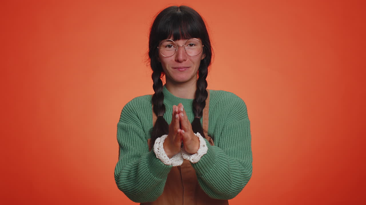 젊은 여성 경고, 훈계 손가락 제스처, 거절, 조심하십시오, 위험을 피, 불쾌감을