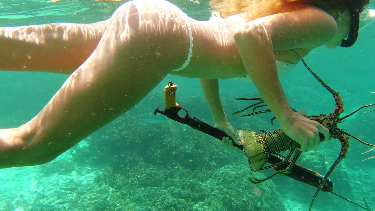 바다에서 수영하는 여자