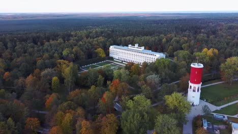 Torre-De-Agua-Kemeri-Con-Bandera-Letona-En-El-Parque-Turístico-Kemeri-En-Jurmala,-Letonia