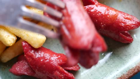 salchichas fritas y patatas fritas