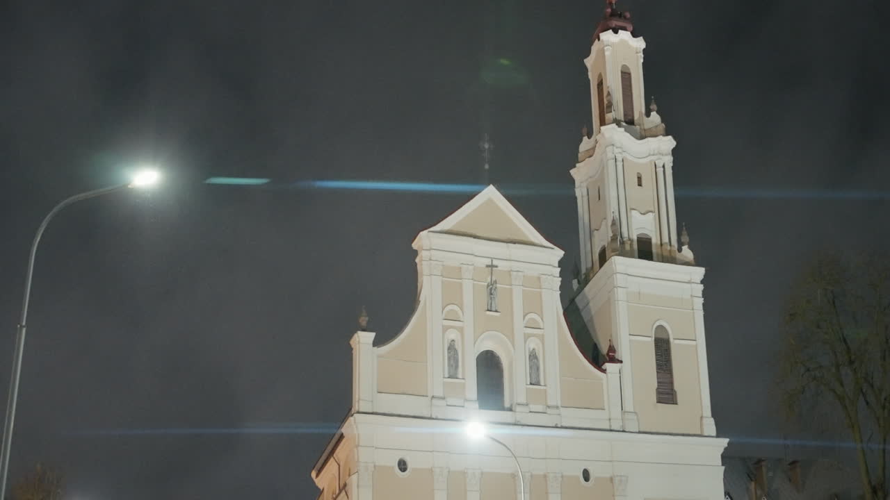 역사적인 교회 의 야간 풍경