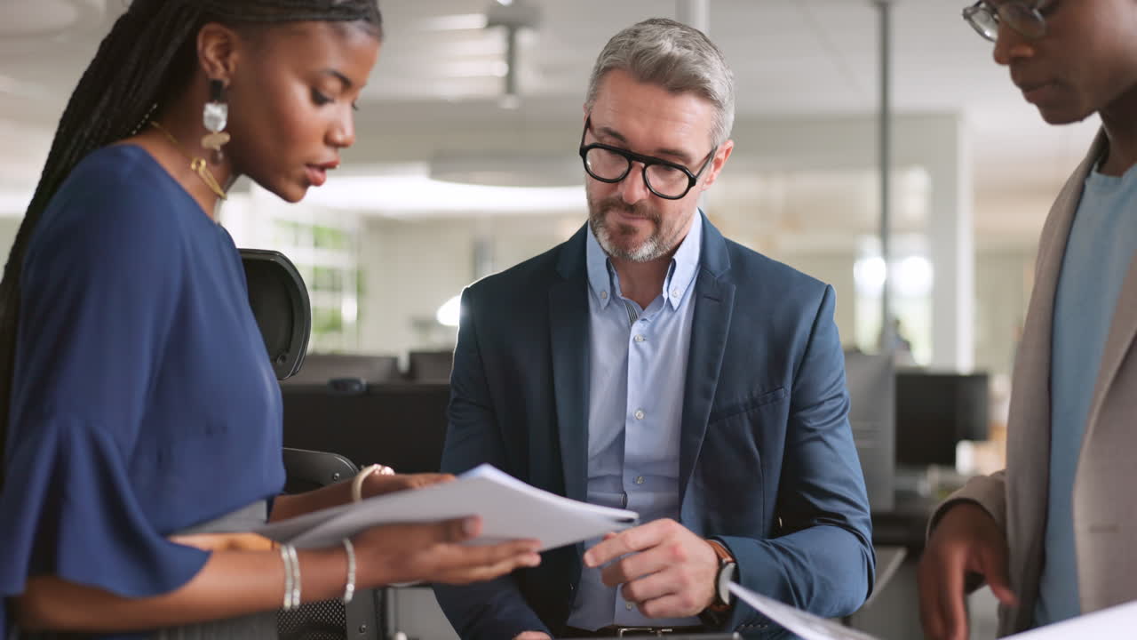 equipo, líder y gente de negocios de lluvia de ideas