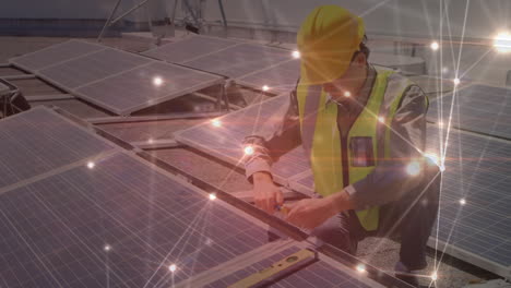 animación de la red de conexiones a través de paneles solares y ingeniero masculino en el fondo