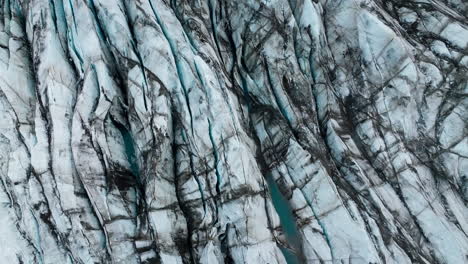 Lengua-Glaciar,-Hielo-Con-Capas-De-Ceniza-Volcánica-Y-Agua-Turquesa,-Toma-Aérea