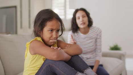 Wütende-Hispanische-Mutter-Erzählt-Ihrer-Jungen,-Verärgerten-Tochter,-Die-Auf-Dem-Sofa-Sitzt