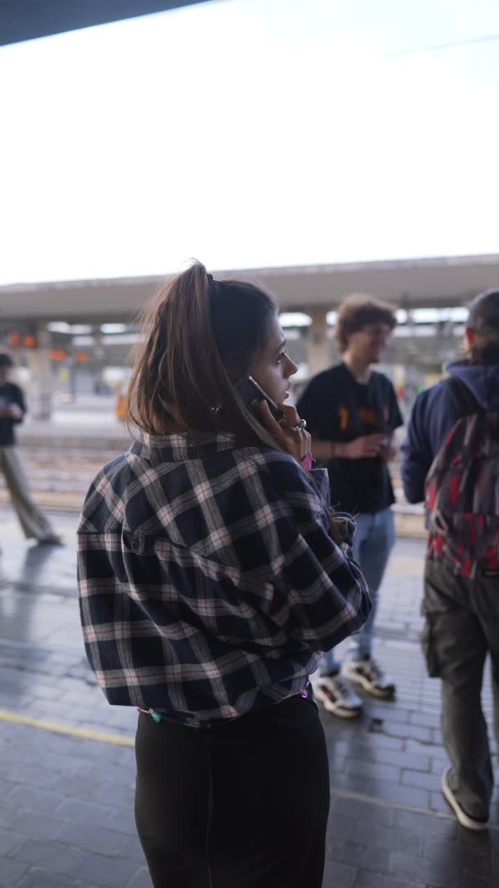 joven en la estación de tren