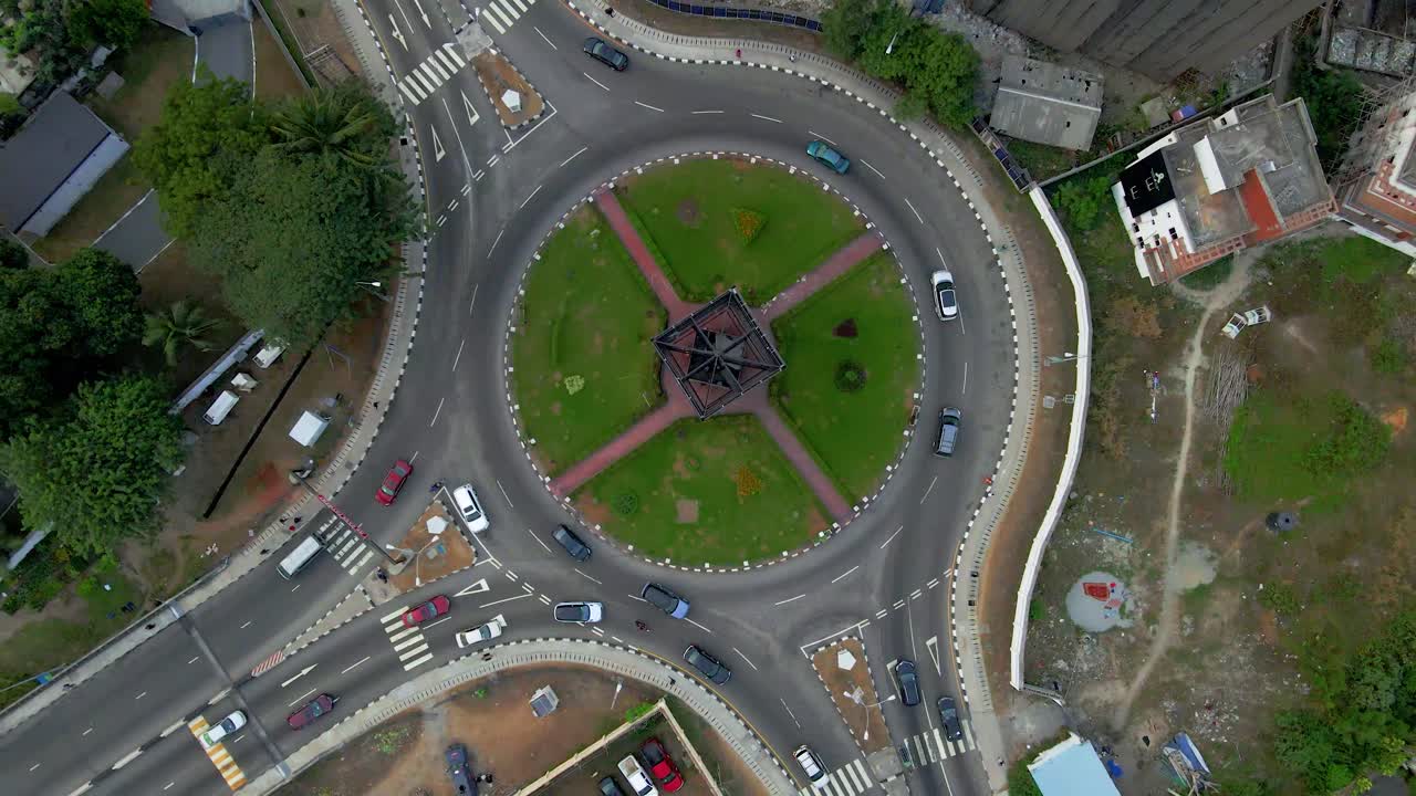 vista aérea de la calle de la lujosa carretera de circunvalación ikoyi en lagos, nigeria