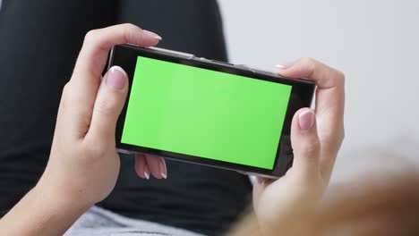 mujer en la cama con la tableta de llave de croma surfando en internet