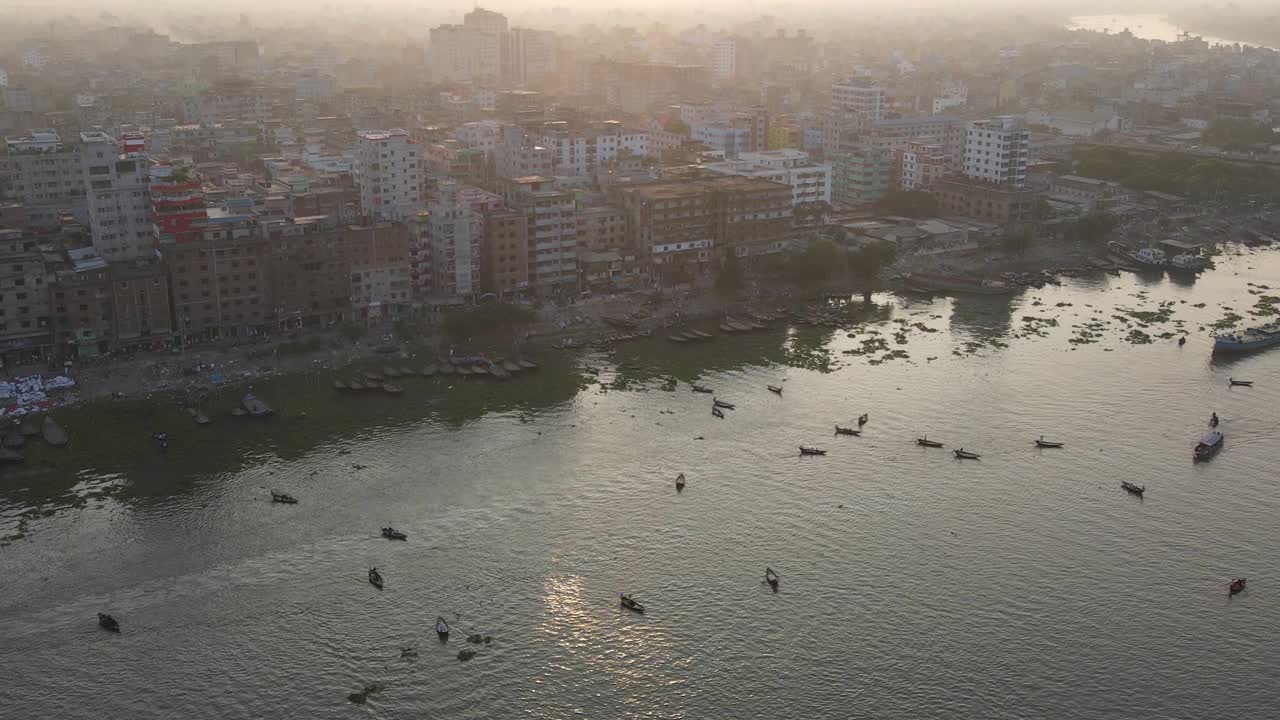 zoom aéreo hacia atrás de las orillas del río ganges en una puesta de sol polvorienta