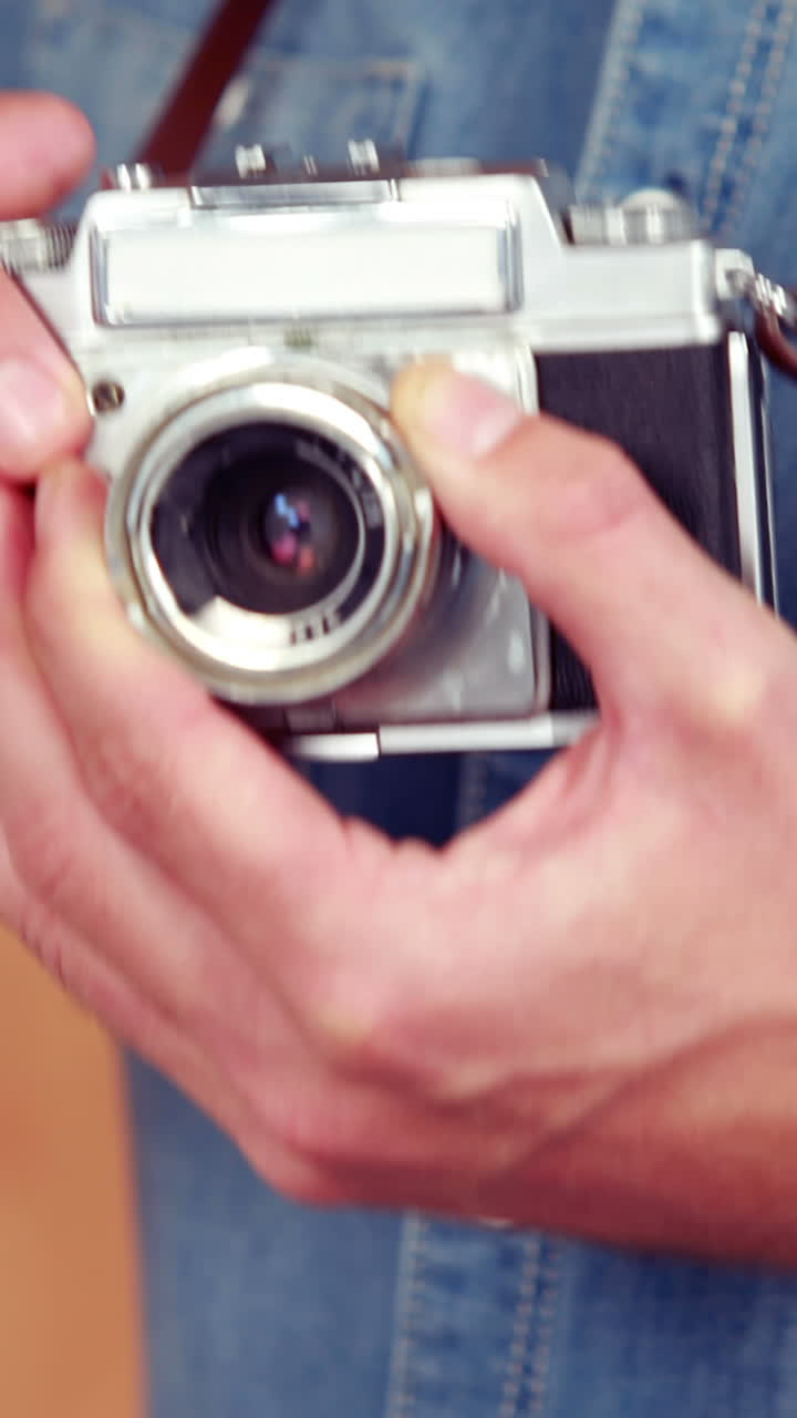 Hipster che usa la sua macchina fotografica d'epoca