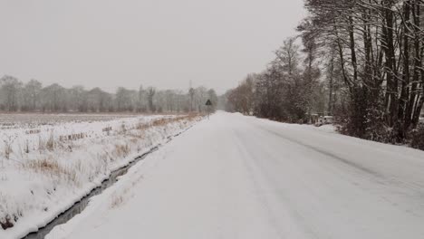 Shot-of-heavy-snowing-caused-by-lake-effect