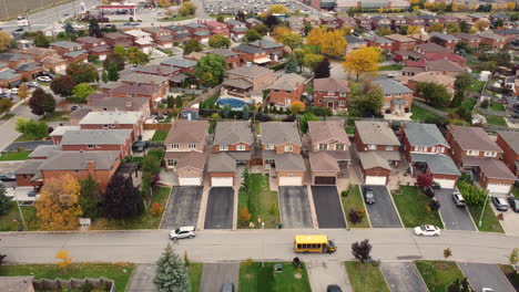 Volando-Sobre-Un-Barrio-De-La-Comunidad-Residencial-En-Vaughan,-Ontario,-Canadá