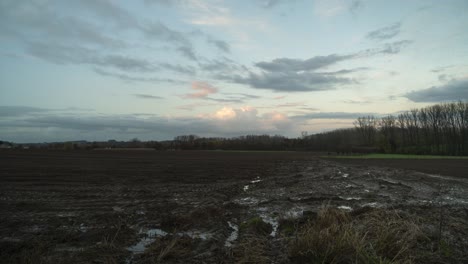 Kultivierter-Ackerboden-In-Der-Abendzeit,-Zeitrafferaufnahme-Der-Wolkenlandschaft