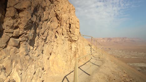 camino en la montaña árida seca de israel