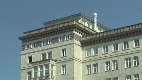 plano medio del bloque f en karl-marx-allee junto a la puerta de frankfurt, berlín