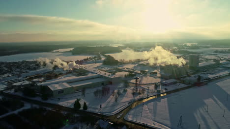 La-Fábrica-Industrial-Emite-Una-Enorme-Cantidad-De-Humo-En-La-Zona-Rural,-Vista-Aérea