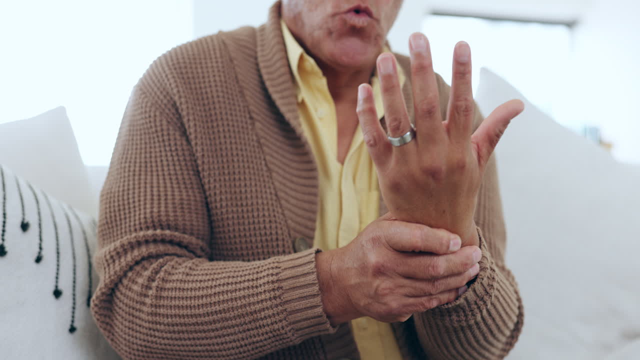 hombre mayor, muñeca o dolor con la mano