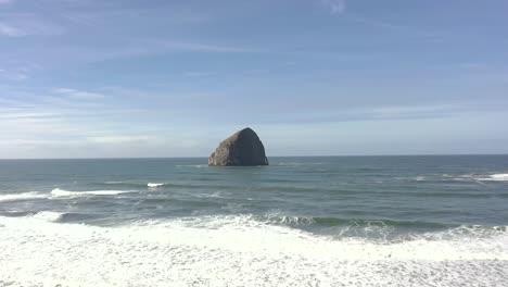 Roca-Del-Pajar-En-Pacific-City,-Costa-De-Oregon