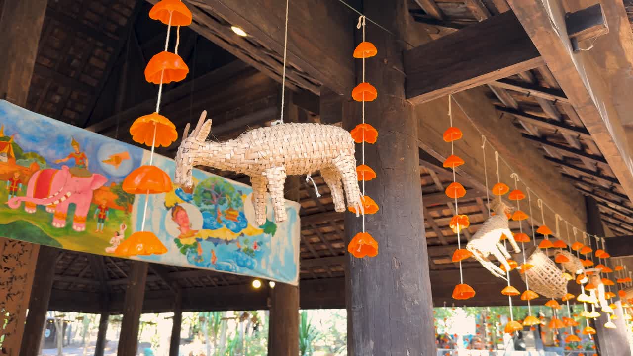 목조 파빌리온 에서 장식적 인 모바일 들 이 흔들리고 있다