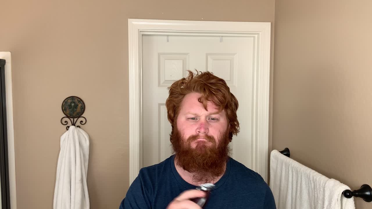 un solo hombre afeitándose la barba, aún plano medio