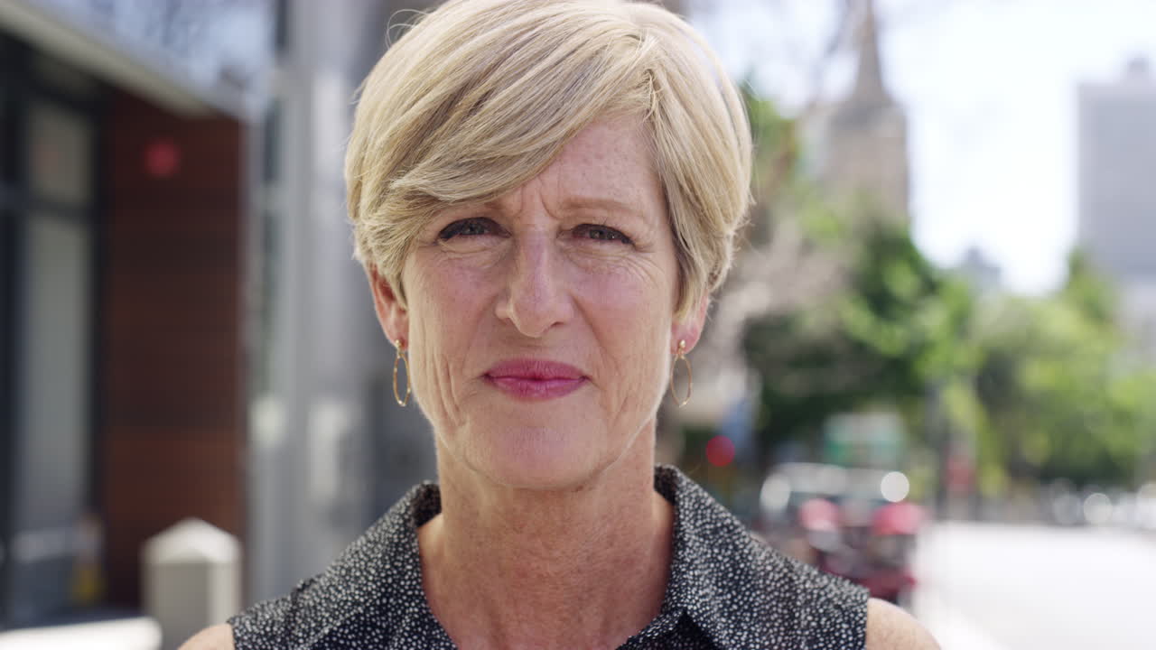 매력적인 성숙한 여성이 물어보고 있습니다.