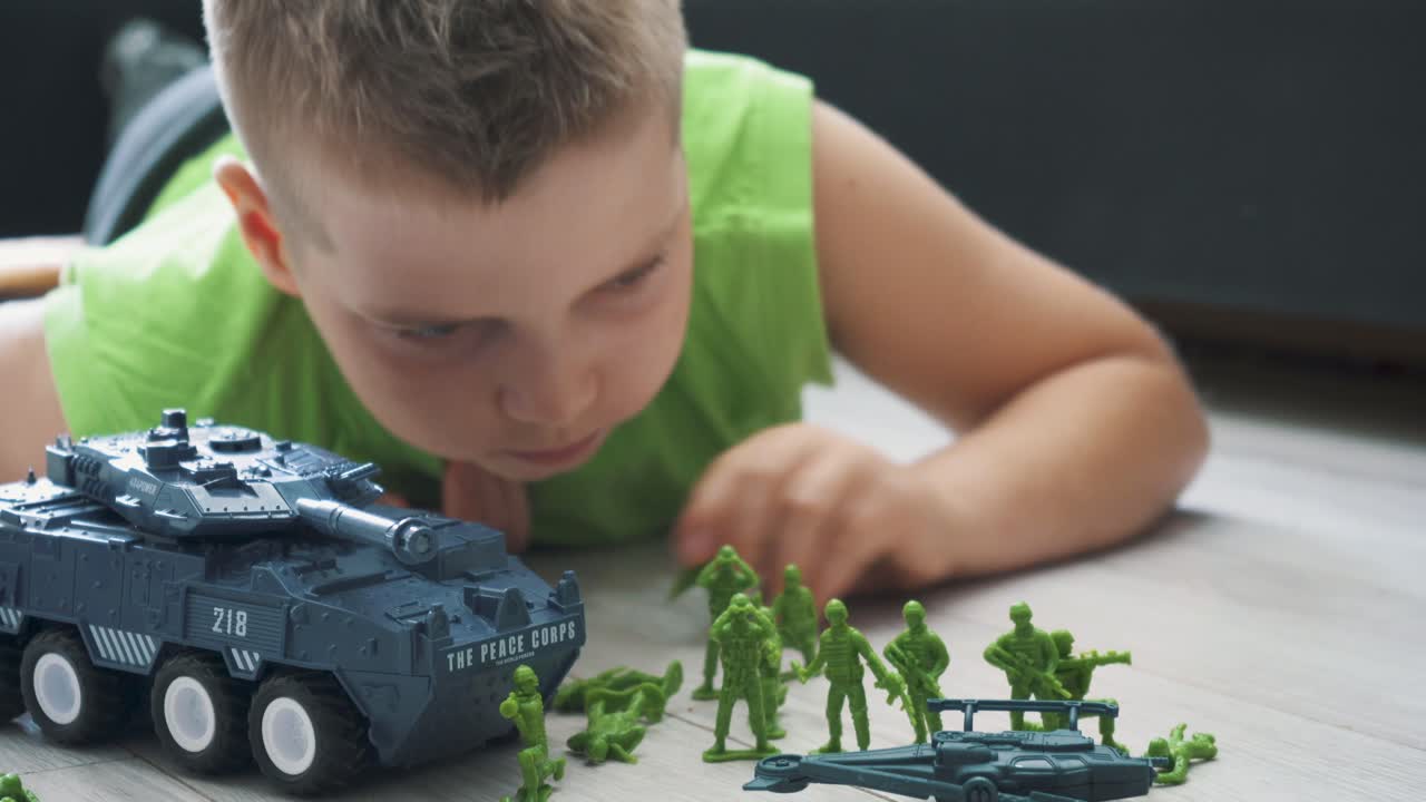 niño jugando soldado mini figura juguete en la habitación lihgt