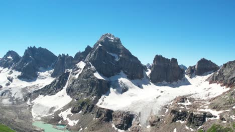 Acantilados-Cresta-De-Montaña---Rocas-ígneas-Y-Metamórficas---Nieve-Con-Acantilado-De-Montaña-En-El-Fondo---Región-Del-Bajo-Himalaya