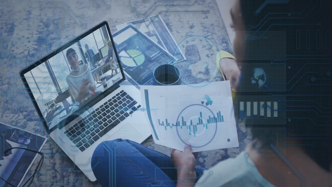 animación del procesamiento de datos sobre diversas personas de negocios que tienen una videollamada