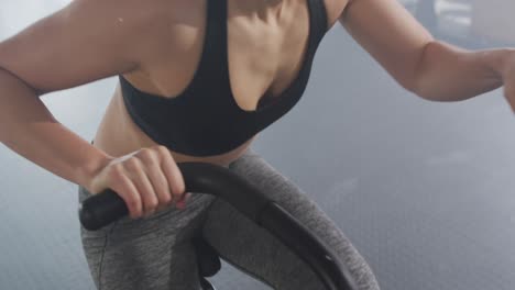 Vídeo-De-Una-Mujer-Caucásica-Decidida-En-Bicicleta-Estática-Haciendo-Ejercicio-En-Un-Gimnasio