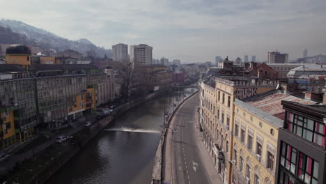 Vista-Aérea-Del-Río-Miljacka-En-Sarajevo-Y-La-Sinagoga-Ashkenazi