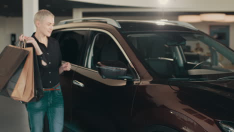 mujer comprando un coche en una sala de exposiciones