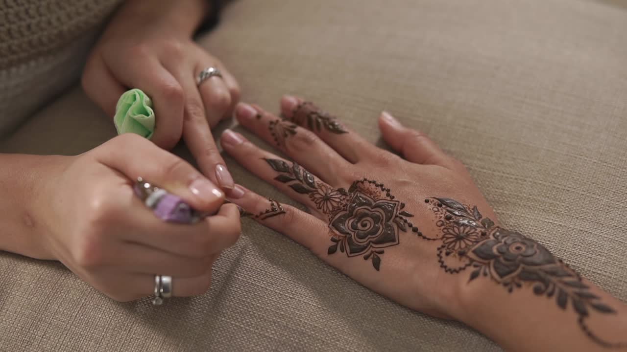 Applicazione di tatuaggio all'henné