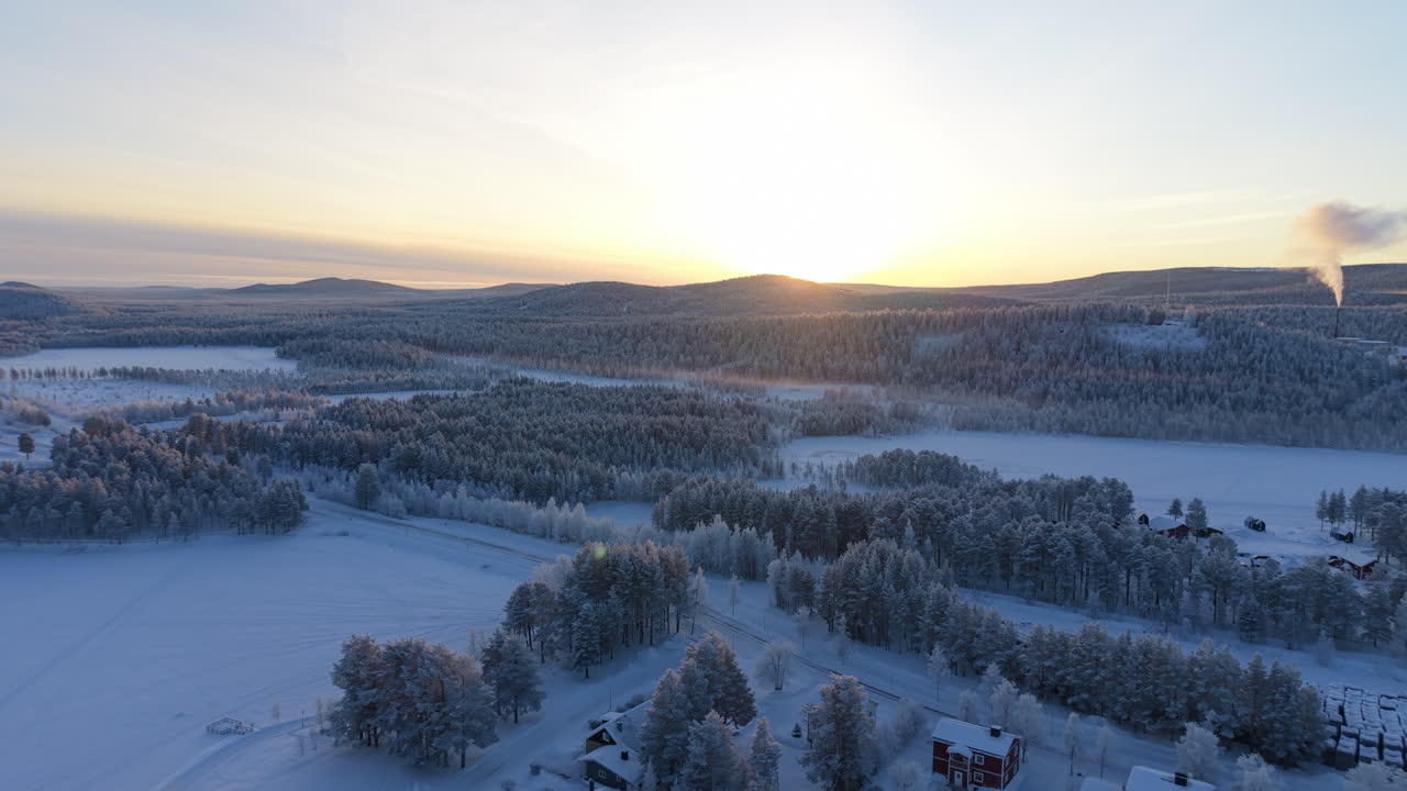 Lappisk vinterlandskap med solnedgang – Aerial Dolly Out