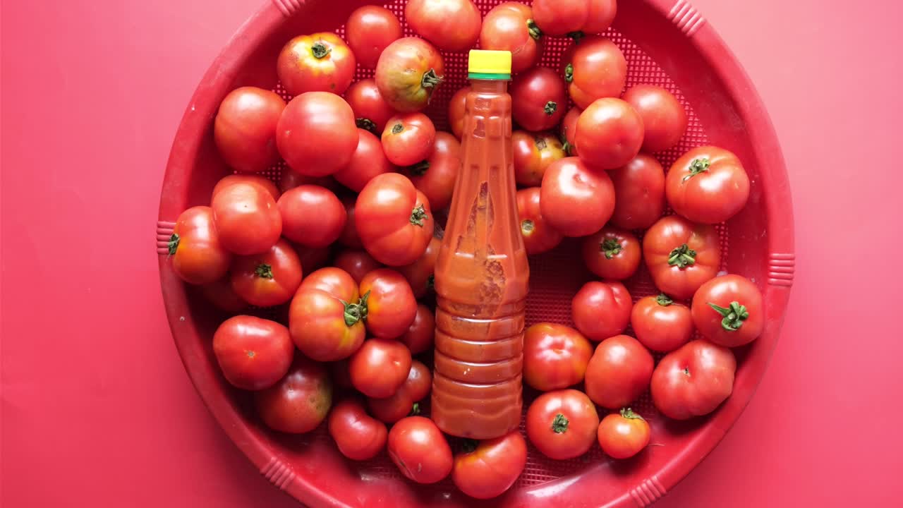 토마토 소스 병을 테이블에 놓고