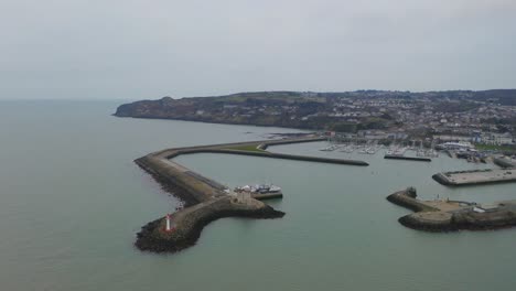 órbita aérea cinematográfica del puerto de howth, centrada en el faro