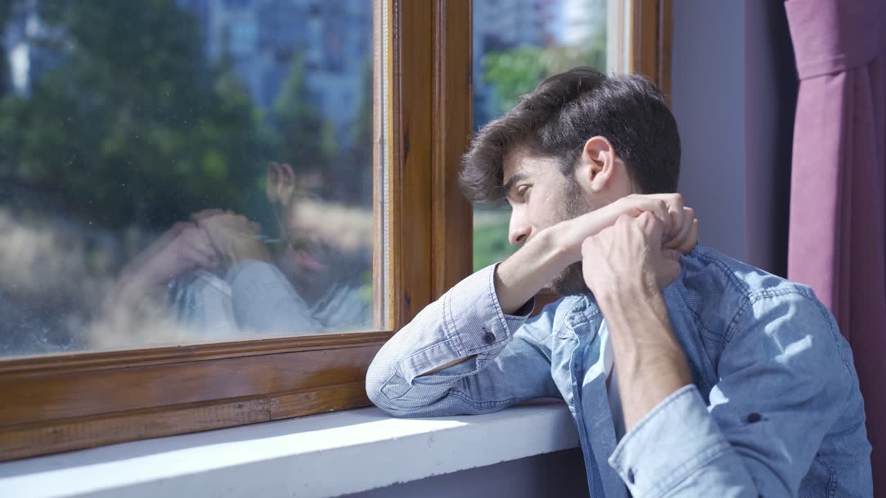 공격적인 남자가 자기 자신에게 화를 내고 있습니다.