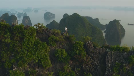 homem com vista para ha long bay 02