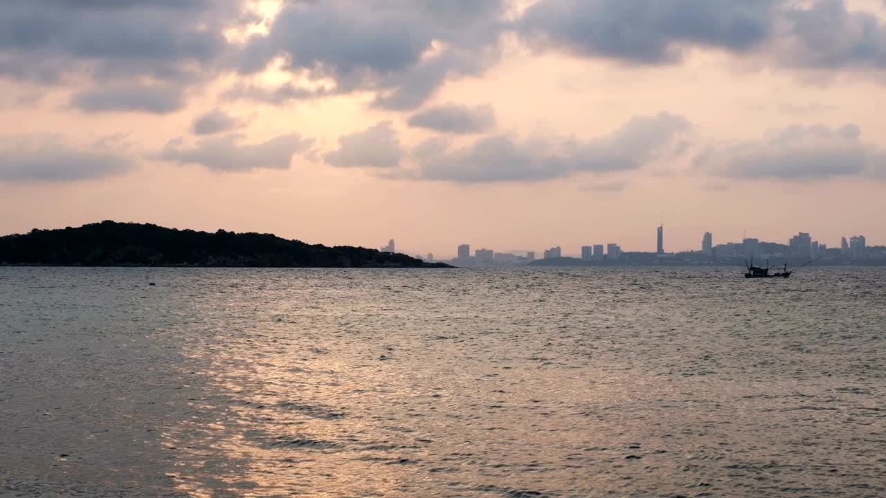 극적인 해경 해가 지는 풍경과 실루 시 보트 (koh larn, pattaya, chonburi, 태국)