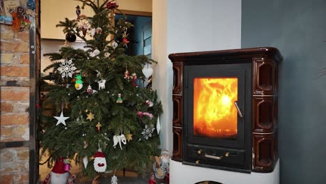 Decoración-De-Año-Nuevo,-árbol-De-Navidad,-Interior-De-Casa-Con-Regalos-Y-Decoración-De-Chimenea