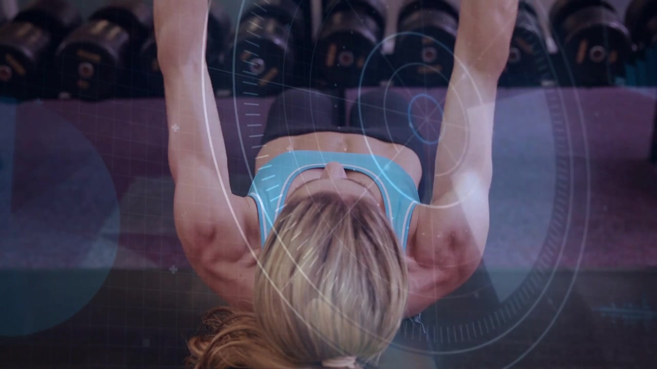 Personal trainer deitado em um banco realizando crucifixo, gráficos HUD guiando o fortalecimento peitoral.