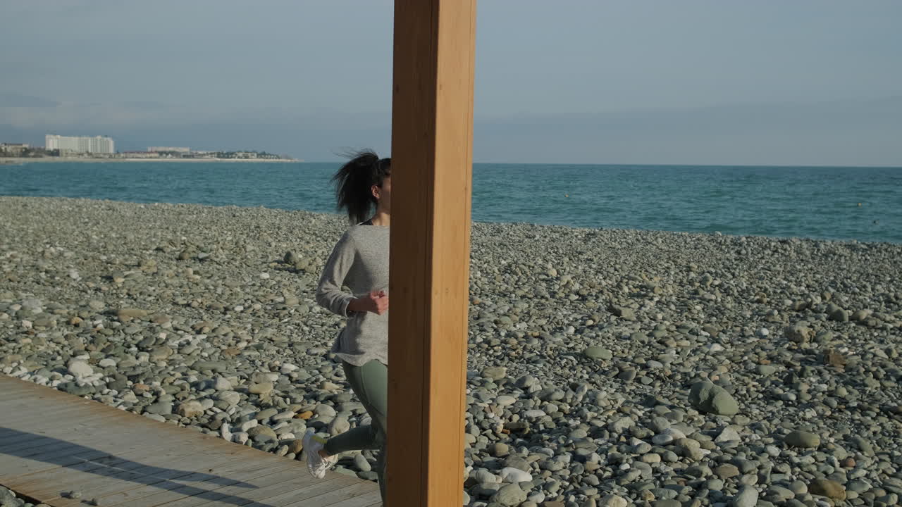 해변에서 달리는 여자